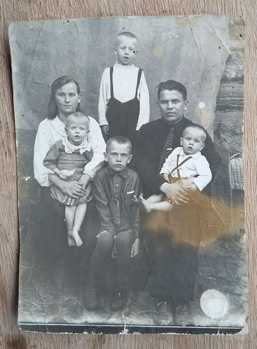 Семейное фото. м.Комарин. 1938 г. 8х11 см.