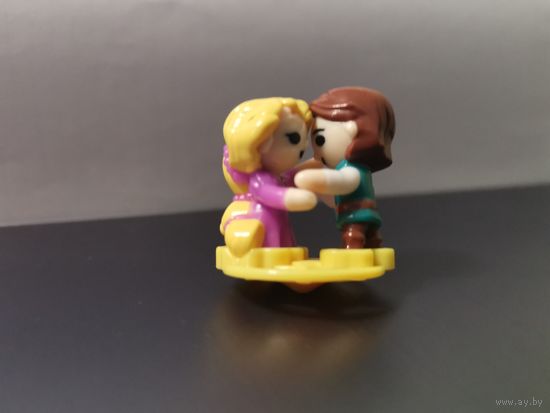 Киндер сюрприз игрушка из серии " Принцессы диснея. Танцующие пары"