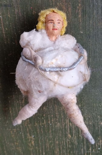 Ватная, старинная, елочная игрушка "Девочка с обручем и скакалкой"