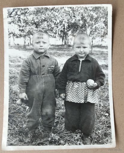 Фото двух детей. 1950-60-е г. 9х12 см.