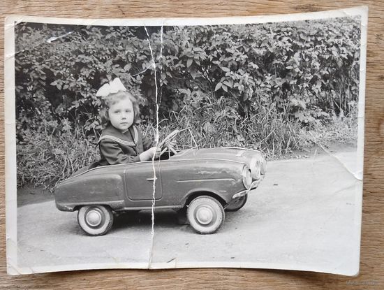 Фото девочки в педальном автомобиле. 1965 г. Гомель. 8.5х11 см