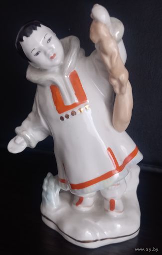 Фарфоровая статуэтка. Якут с белкой ( Мальчик нанаец с белкой ) Дулево 1957 год