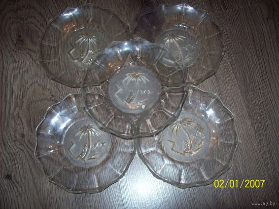 Тарелки стеклянные с пальмами,привезенные из Анголы.