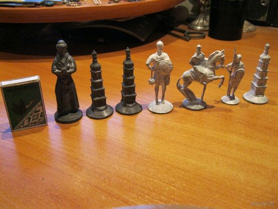 Старинные оловянные шахматные фигурки одним лотом.
