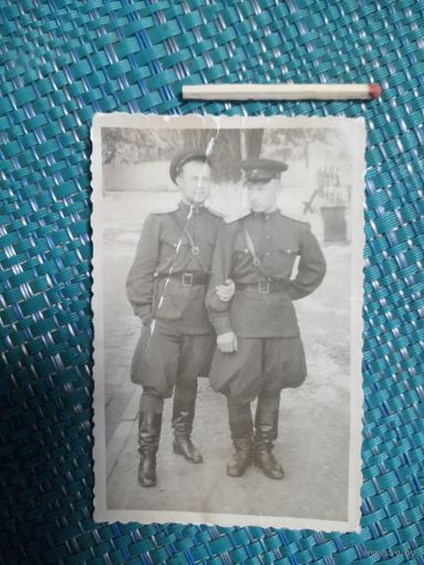 Фотография. Два офицера в форме образца 1943 года. Галифе "бутылки"