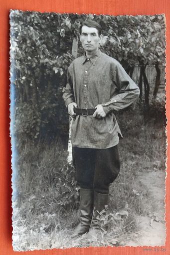 Фото мужика в галифе, сапогах и гимнастерке. 1930-е. 11.5х17 см.