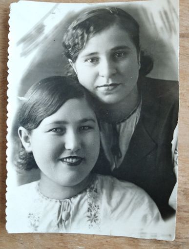 Фото двух девушек. 1939 г. 7х10 см