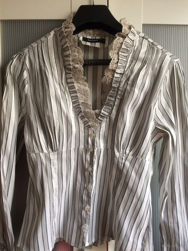 Блузка бело-серая в полоску нарядная с рюшами