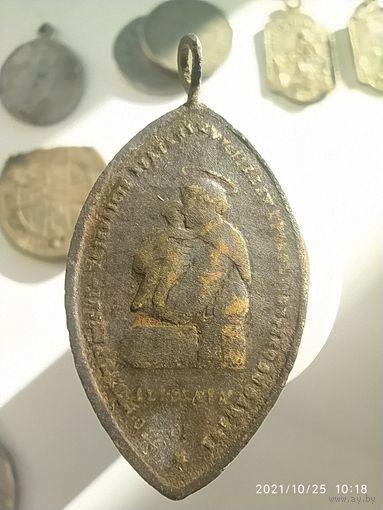 ИНТЕРЕСНЫЙ Старый образок медальон иконка католическая лот 12 размер примерно высота 3,2 см на 1,2 см сплав или медь бронза латунь ушко целое лот 2