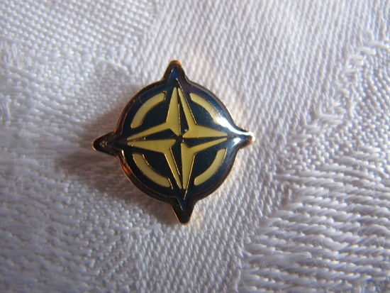Значок с эмблемой НАТО