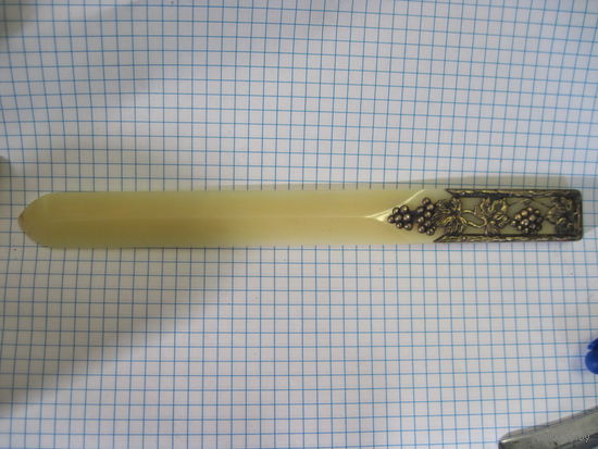 Нож для писем бакелитовый в серебряном обрамлении серебром 875 пробы с позолотой.