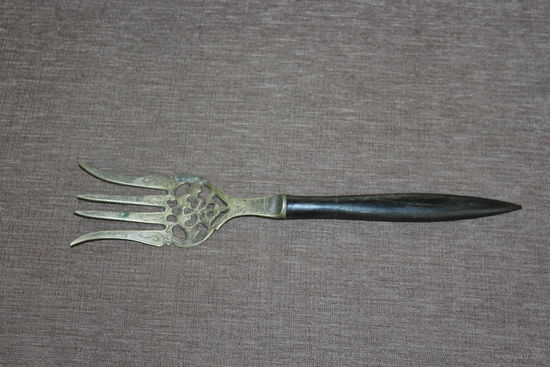 Старая вилка интересной формы с ручкой из рога, длина 28.5 см.