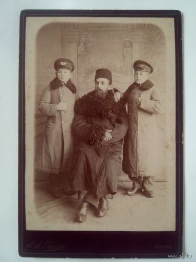 Фотография Дворянина,Управляющего имением Скоропадских в Полошках,Франца Михайловича Контрым с сыновьями.Глухов.1891 год