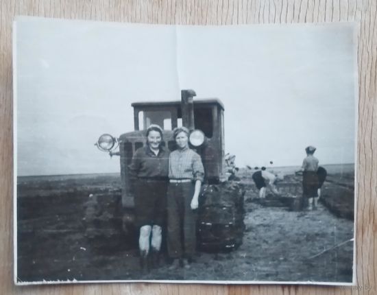 Трактористки. Фото 1958 г. 6х8 см.
