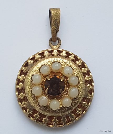 Кулон 70-е годы, металл, бусины.  Диаметр медальона 2,2 см