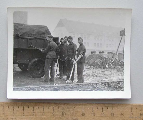 Групповое фото Немецкие солдаты на хозяйственных работах Германия WWII вид 1