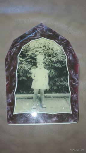 Старое фото девочки в оригинальной рамке