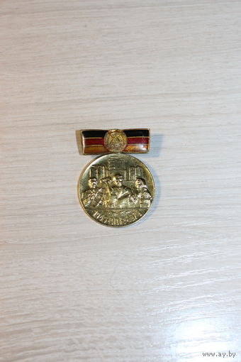 Значок-медаль "30 лет ГДР, тяжёлый металл.