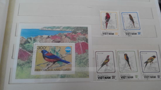 Марки - фауна, птицы, попугаи, Вьетнам