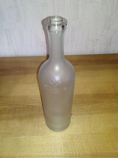 Бутылка 0.75 л. с Российским гербом.