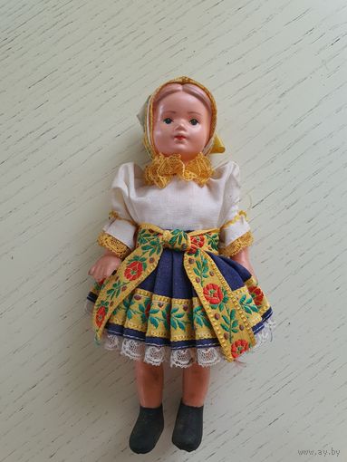 Кукла Чехословакия в национальном костюме.