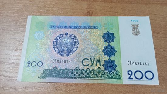 200 сум 1997 года Узбекистана с пол рубля 0635141
