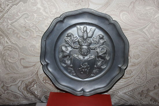 Тяжёлая, настенная, оловянная тарелка с гербом, диаметр 23.5 см.