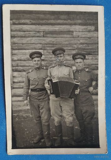 Фото солдат с гармошкой. 1953 г. 6х9 см.