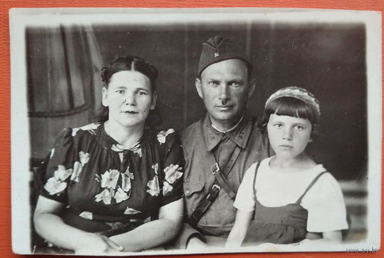 Фото военного с семьей.1942 г. 5.5х9 см.