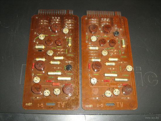 Две панели с различными  радиодеталями