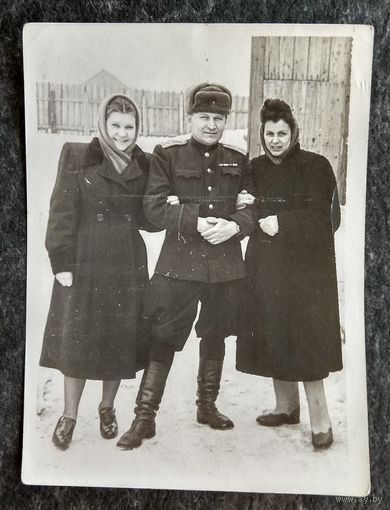 Фото в компании с военным. 1950-е. 9х12 см