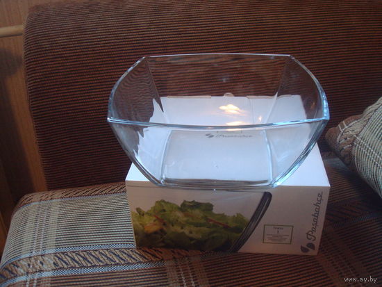 Салатник Pasabahce "Tokio", выполненный из прочного натрий-кальций-силикатного стекла, предназначен для красивой сервировки различных блюд. Салатник сочетает в себе лаконичный дизайн с функциональност
