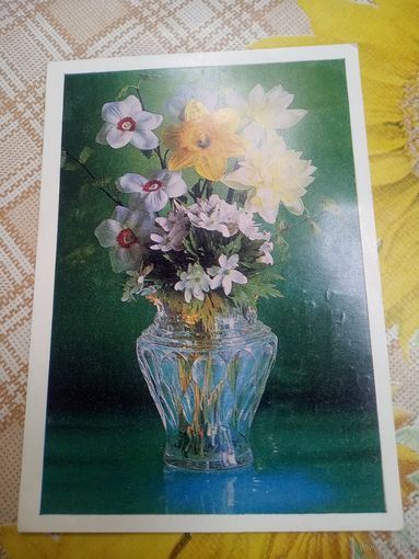 Открытка. Цветы в вазе. Фото Костенко. 1979 год.