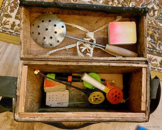 Ящик с удочками, черпаком,коробками для зимней рыбалки