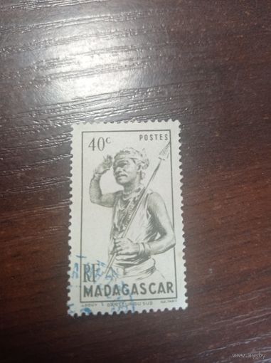 Французский Мадагаскар 1946 года. Воин с копьём. 40с