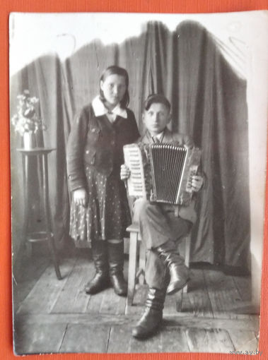 Пара с аккордеоном. Фото в конце войны. 1945 г. 8х11.5 см.