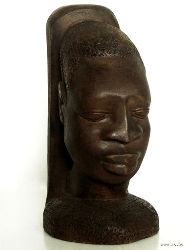 Деревянная скульптура африканской девушки племени бидього. (Гвинея-Бисау)