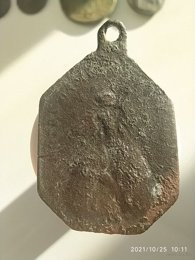 Старый образок медальон иконка католическая лот 12 размер примерно высота  2,6 см на 1,7 см сплав или медь бронза латунь ушко целое лот 2