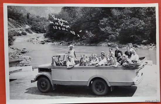 Фото группы туристов в открытом курортном автобусе (редкая машина СССР). По дороге на озеро Рица. 1953 г. 12х18 см