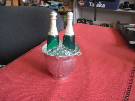 Шампанское в ведерке. Советский пластмассовый сувенир, 14 см.