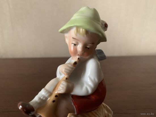 Фарфоровая статуэтка Мальчик с дудкой (Германия)