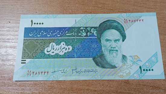 10 000 риалов образца 1992 года Ирана с рубля...