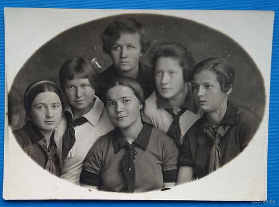 Фото девушек слушателей комсомольских курсов в Москве. 1930-е. 8.5х14 см.
