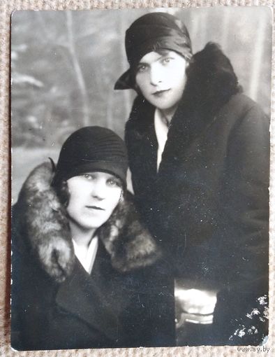 Фото двух дам. 1920-е.