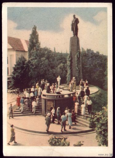 1961 год Украина Канев Экскурсанты биля памятника Шевченко