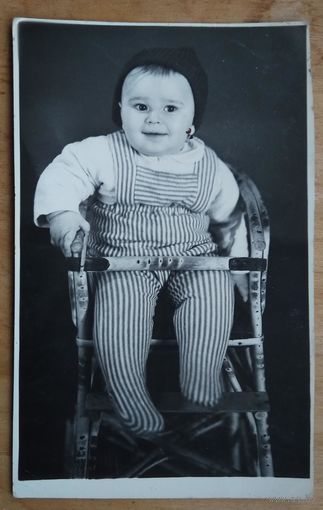 Ребенок на стульчике. Фото 1970-х. 8.5х14 см.