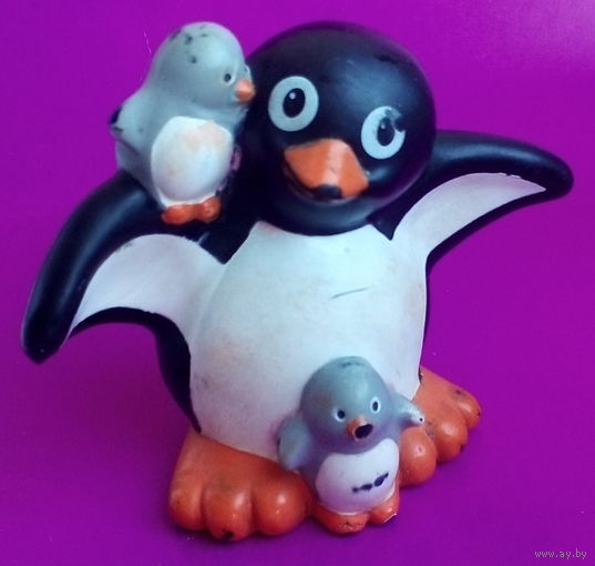 Пингвины. Мама с пингвинятами.