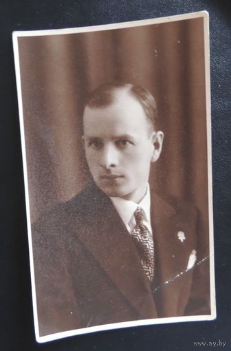 Фото "Мужчина со значком", Барановичи, 1933 г.