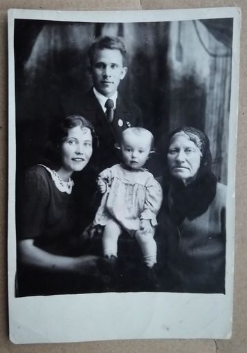 Фото семьи Уточкиных. 1941 год.  9х13 см