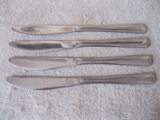 Четыре столовых ножа. Inox-Stainless-Rostfrei - нержавеющая сталь.